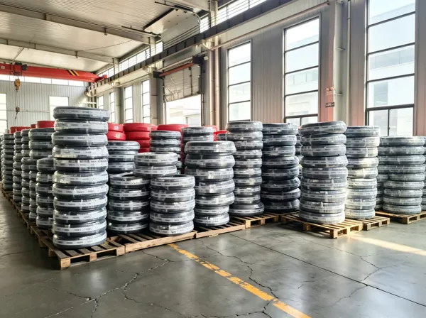 Ống cao su được gia cố bằng vải hoạt động như thế nào? Công ty TNHH Sản phẩm Cao su & Nhựa Hà Bắc Zhehan giải thích các nguyên tắc cốt lõi của ống chuyển linh hoạt công nghiệp.